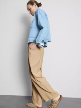 Broek met gekreukelde stof en wijde pijpen
