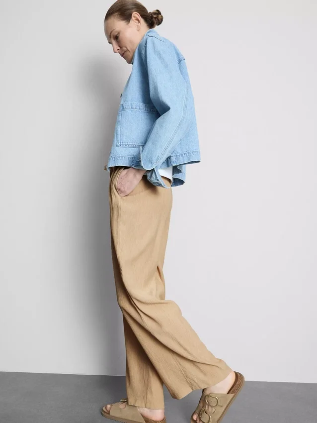 Broek met gekreukelde stof en wijde pijpen
