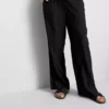 Broek met gekreukelde stof en wijde pijpen