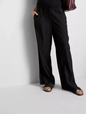 Broek met gekreukelde stof en wijde pijpen