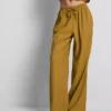 Broek met gekreukelde stof en wijde pijpen