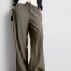 Broek met gekreukelde stof en wijde pijpen