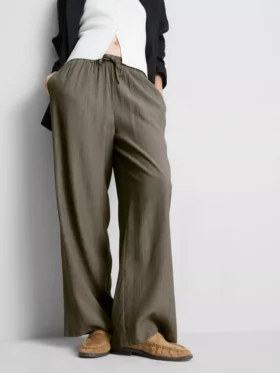 Broek met gekreukelde stof en wijde pijpen