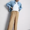 Broek met gekreukelde stof en wijde pijpen