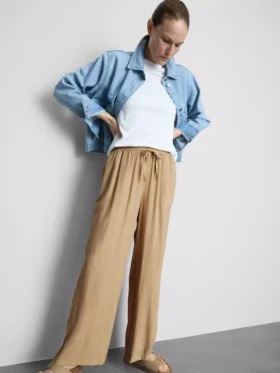 Broek met gekreukelde stof en wijde pijpen