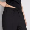 Broek met gekreukelde stof en wijde pijpen