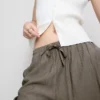 Broek met gekreukelde stof en wijde pijpen