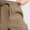 Broek met gekreukelde stof en wijde pijpen