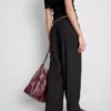 Broek met gekreukelde stof en wijde pijpen