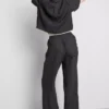 Broek met gekreukelde stof en wijde pijpen