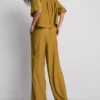 Broek met gekreukelde stof en wijde pijpen