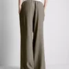 Broek met gekreukelde stof en wijde pijpen