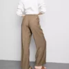 Broek met gekreukelde stof en wijde pijpen