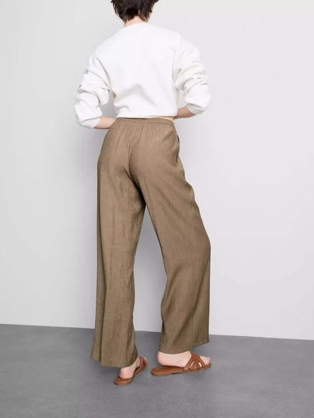 Broek met gekreukelde stof en wijde pijpen