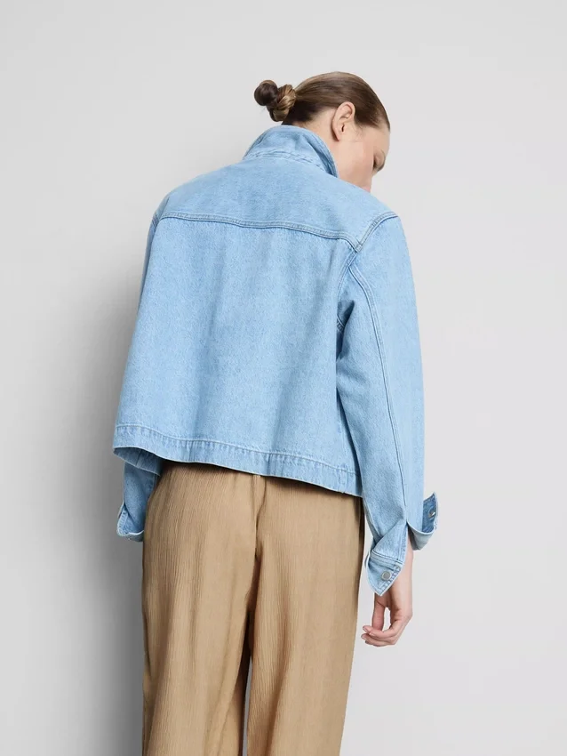 Broek met gekreukelde stof en wijde pijpen