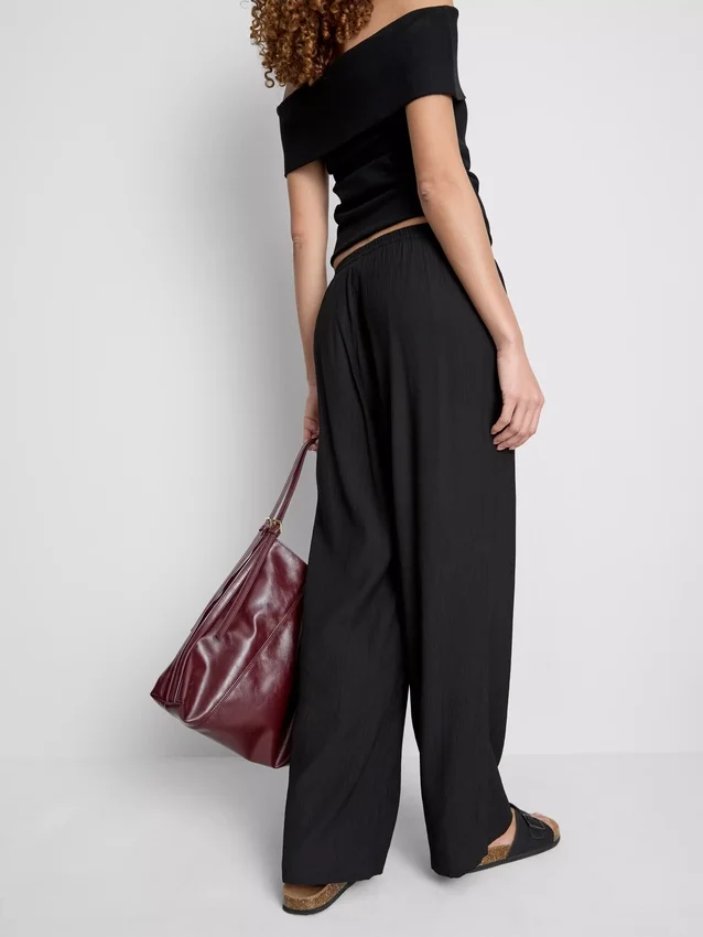 Broek met gekreukelde stof en wijde pijpen