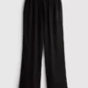 Broek met gekreukelde stof en wijde pijpen