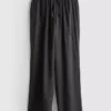 Broek met gekreukelde stof en wijde pijpen