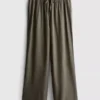 Broek met gekreukelde stof en wijde pijpen