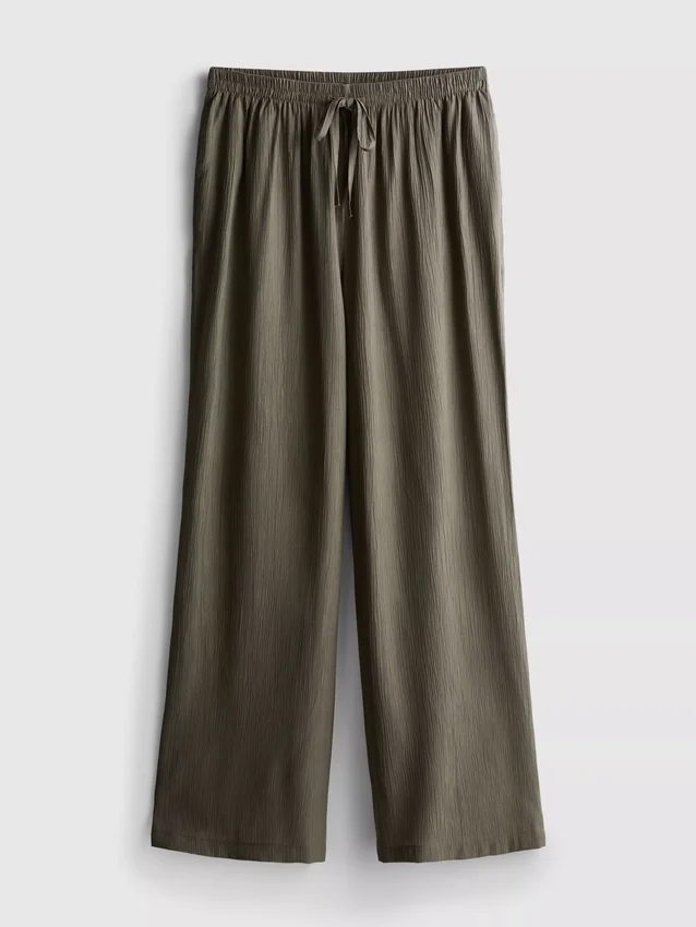 Broek met gekreukelde stof en wijde pijpen