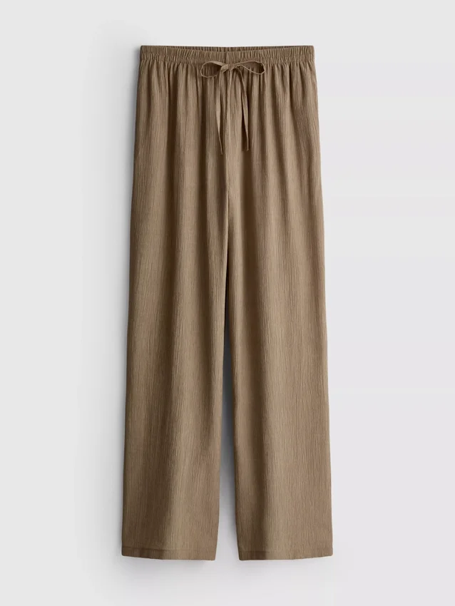 Broek met gekreukelde stof en wijde pijpen