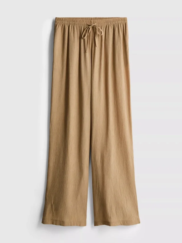 Broek met gekreukelde stof en wijde pijpen