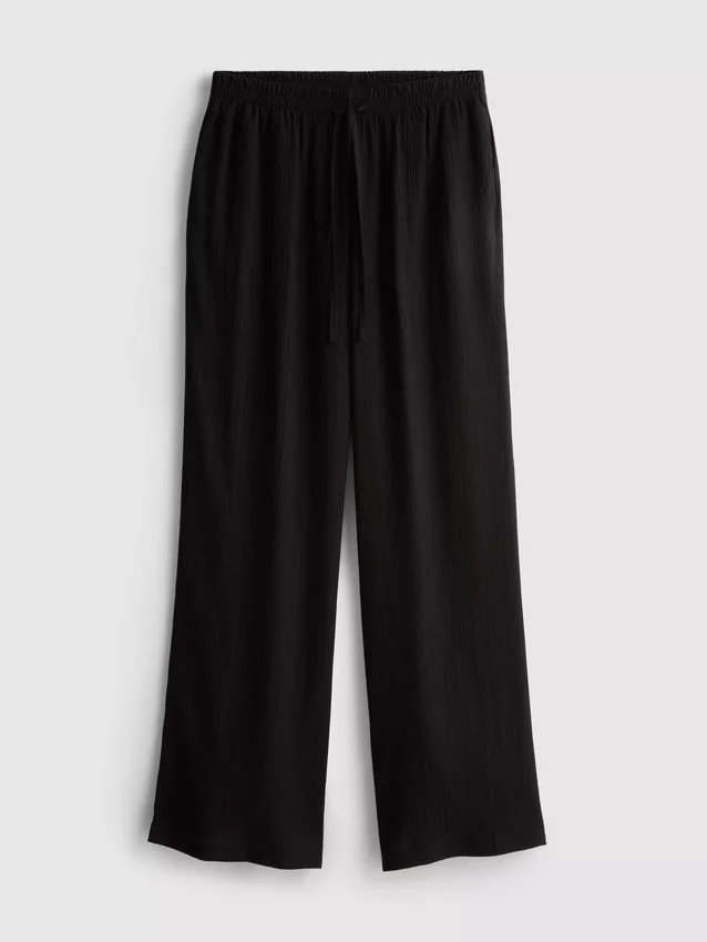 Broek met gekreukelde stof en wijde pijpen