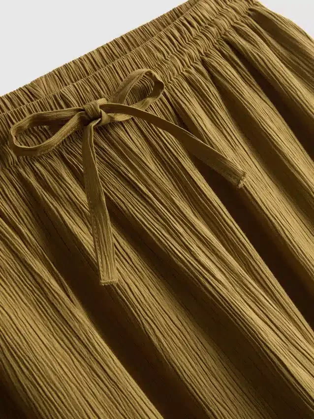 Broek met gekreukelde stof en wijde pijpen