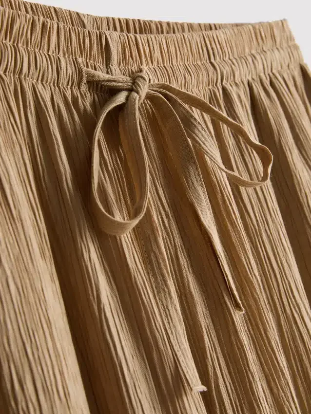 Broek met gekreukelde stof en wijde pijpen