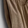Broek met gekreukelde stof en wijde pijpen