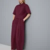 Broek met plooien en wijd uitlopende pijpen met papierachtige textuur