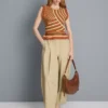 Broek met plooien en wijd uitlopende pijpen met papierachtige textuur