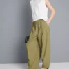 Broek met plooien en wijd uitlopende pijpen met papierachtige textuur