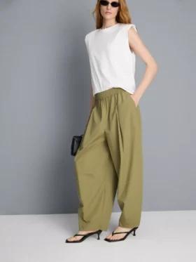 Broek met plooien en wijd uitlopende pijpen met papierachtige textuur