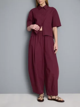 Broek met plooien en wijd uitlopende pijpen met papierachtige textuur