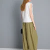 Broek met plooien en wijd uitlopende pijpen met papierachtige textuur