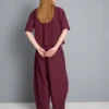 Broek met plooien en wijd uitlopende pijpen met papierachtige textuur