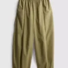 Broek met plooien en wijd uitlopende pijpen met papierachtige textuur