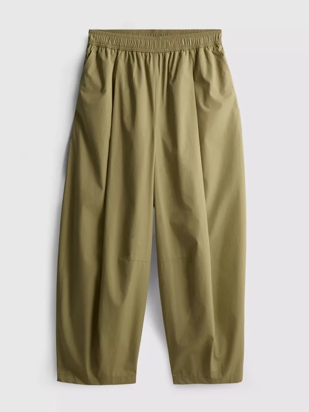 Broek met plooien en wijd uitlopende pijpen met papierachtige textuur