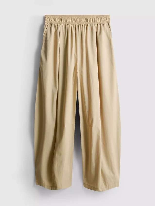Broek met plooien en wijd uitlopende pijpen met papierachtige textuur