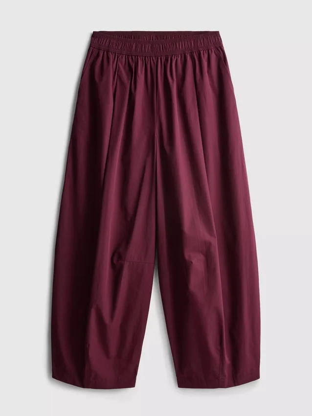 Broek met plooien en wijd uitlopende pijpen met papierachtige textuur