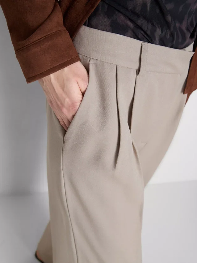 Broek met plooien en wijde pijpen