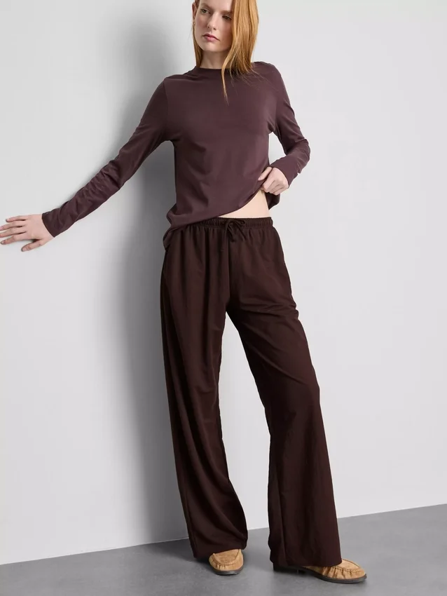 Broek met textuur en wijde pijpen