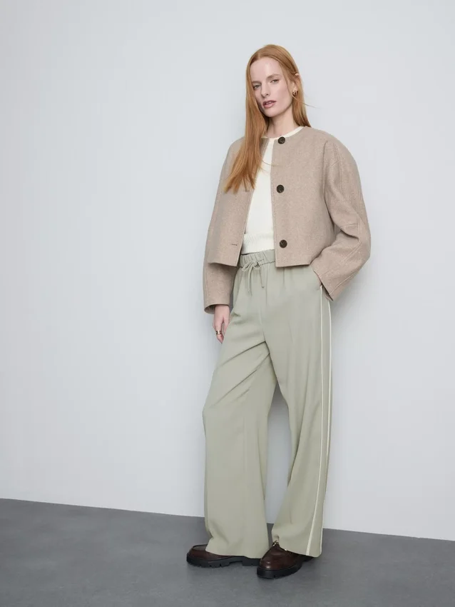 Broek met wijde pijpen en streep aan de zijkant