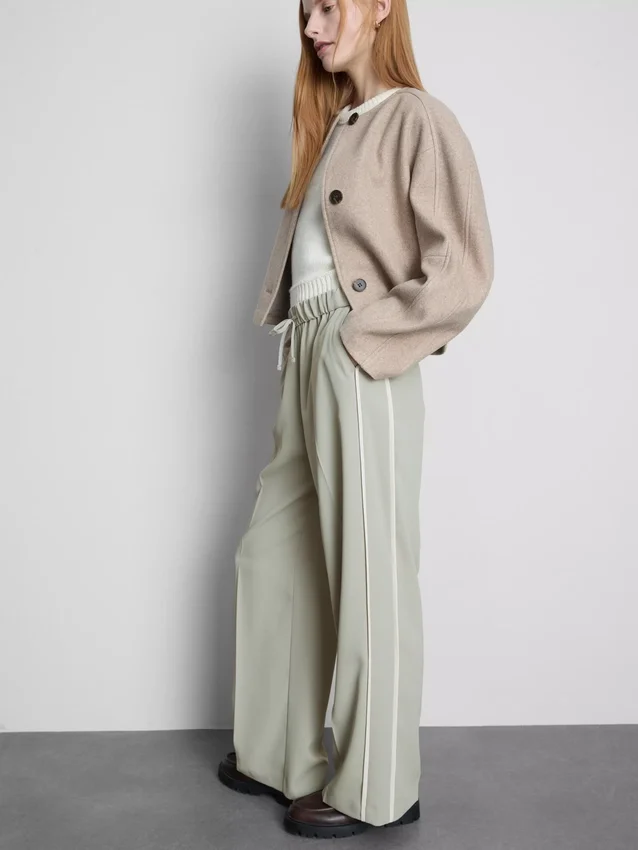 Broek met wijde pijpen en streep aan de zijkant