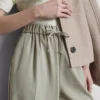 Broek met wijde pijpen en streep aan de zijkant