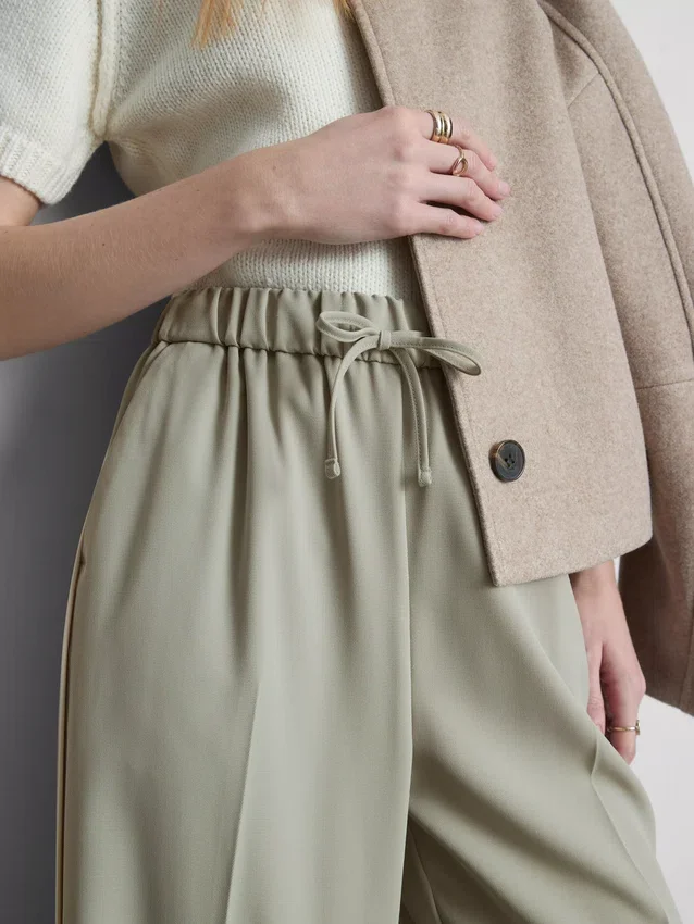 Broek met wijde pijpen en streep aan de zijkant