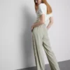 Broek met wijde pijpen en streep aan de zijkant