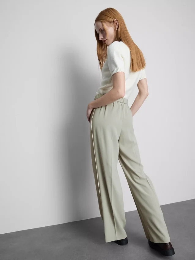Broek met wijde pijpen en streep aan de zijkant