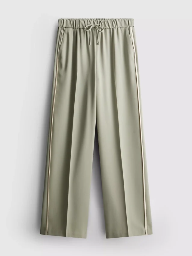 Broek met wijde pijpen en streep aan de zijkant